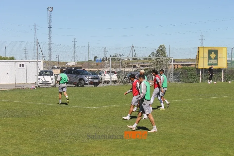 Foto 6 - Rafa Due&ntilde;as intenta acallar las cr&iacute;ticas con una foto con Escobar en el entrenamiento del...