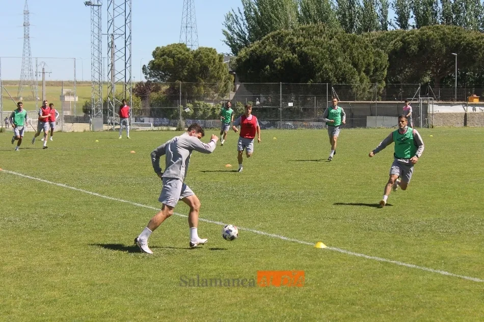 Foto 5 - Rafa Due&ntilde;as intenta acallar las cr&iacute;ticas con una foto con Escobar en el entrenamiento del...