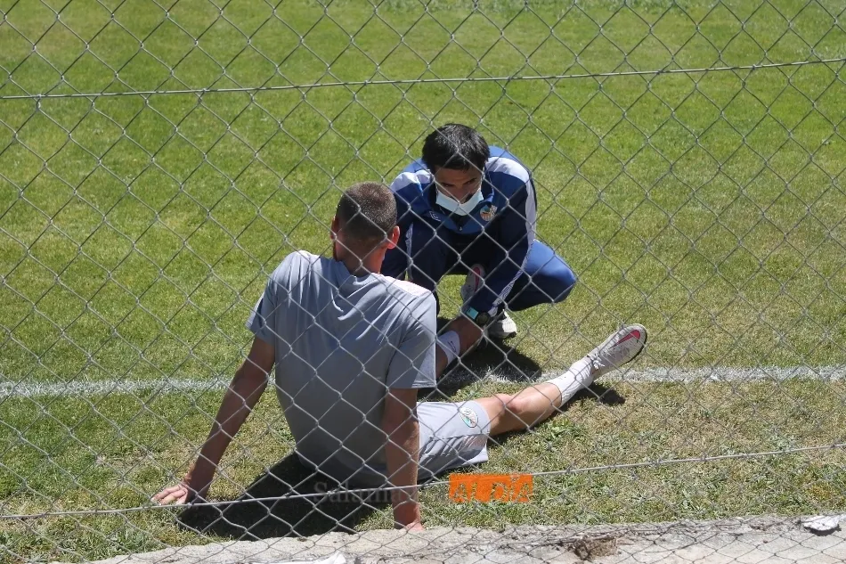 Foto 3 - Rafa Due&ntilde;as intenta acallar las cr&iacute;ticas con una foto con Escobar en el entrenamiento del...