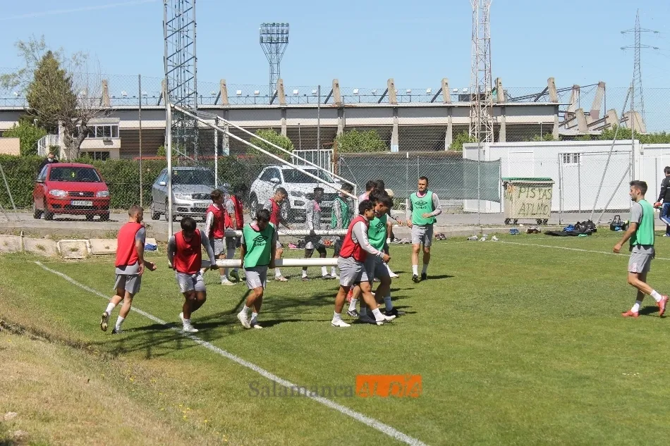 Foto 2 - Rafa Due&ntilde;as intenta acallar las cr&iacute;ticas con una foto con Escobar en el entrenamiento del...