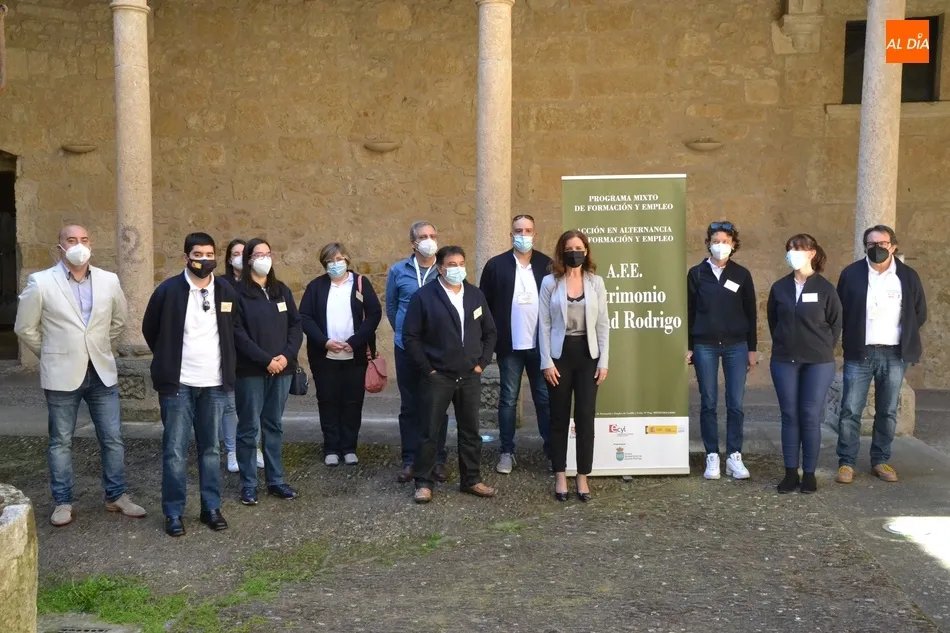 Foto 3 - La consejera de Empleo e Industria anuncia en Mir&oacute;briga la ampliaci&oacute;n de los programas mixtos  