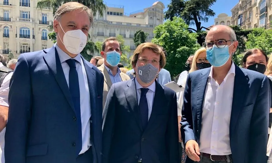 El alcalde de Salamanca, Carlos García Carbayo, junto a José Luis Martínez-Almeida, alcalde de Madrid, y Javier Iglesias, presidente de la Diputación, frente al Congreso