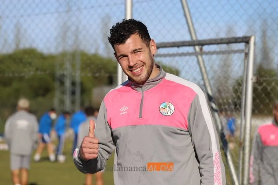 Uxío, con el pulgar arriba al empezar un entrenamiento del Salamanca UDS