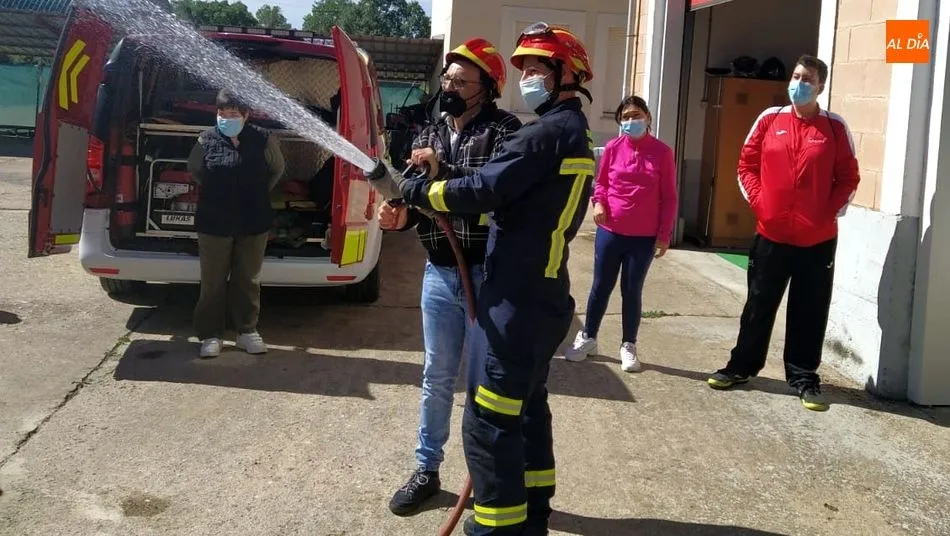 Foto 11 - J&oacute;venes de Asprodes de Vitigudino conocen el Parque de Bomberos de Lumbrales