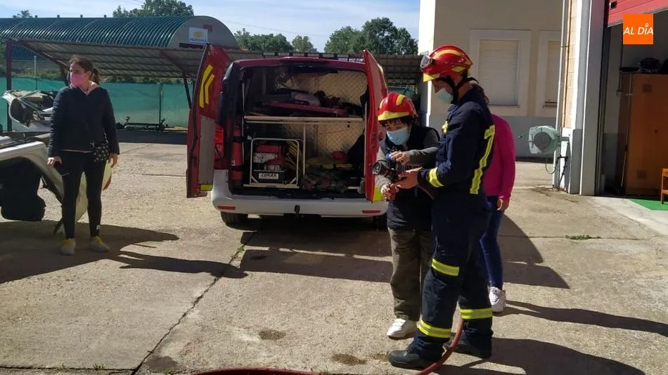 Foto 10 - J&oacute;venes de Asprodes de Vitigudino conocen el Parque de Bomberos de Lumbrales