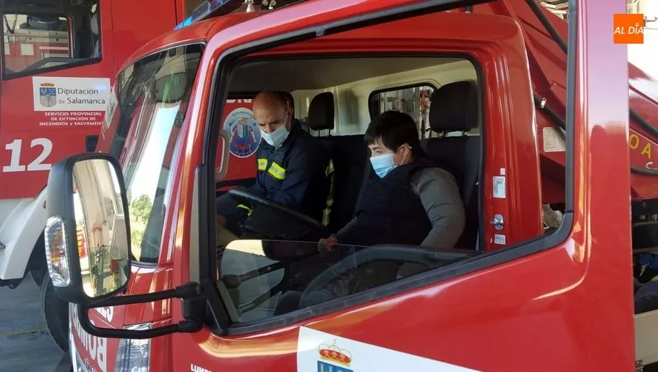 Foto 9 - J&oacute;venes de Asprodes de Vitigudino conocen el Parque de Bomberos de Lumbrales