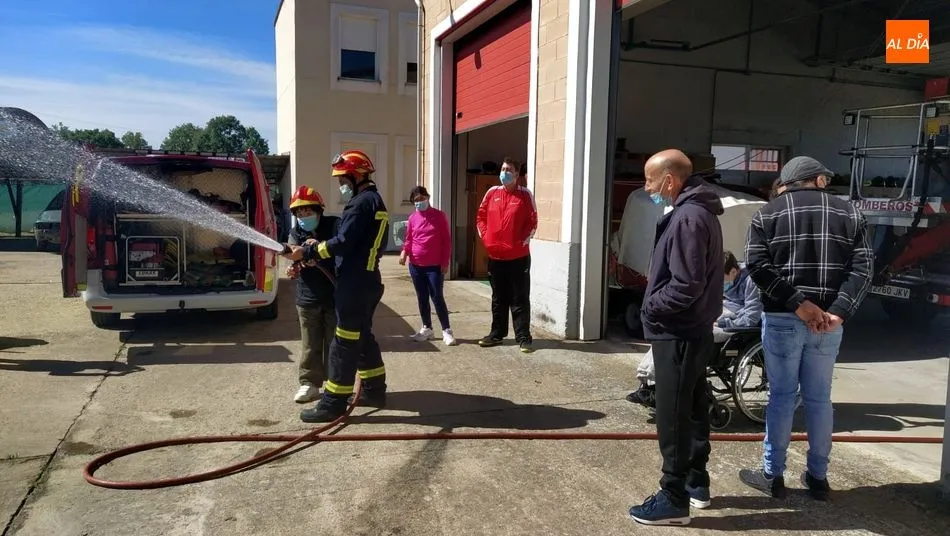 Foto 8 - J&oacute;venes de Asprodes de Vitigudino conocen el Parque de Bomberos de Lumbrales