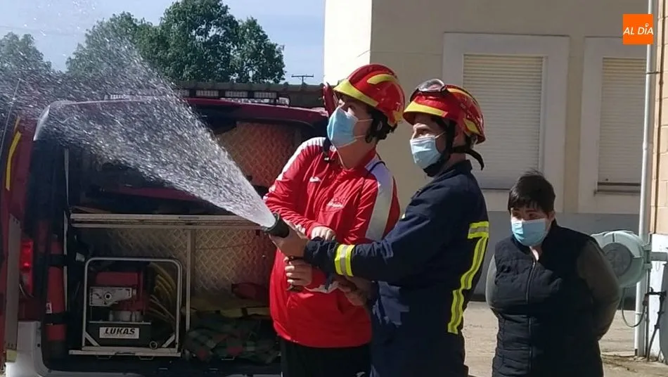Foto 7 - J&oacute;venes de Asprodes de Vitigudino conocen el Parque de Bomberos de Lumbrales