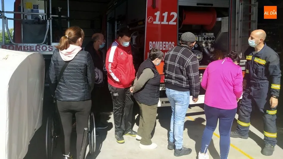 Foto 4 - J&oacute;venes de Asprodes de Vitigudino conocen el Parque de Bomberos de Lumbrales