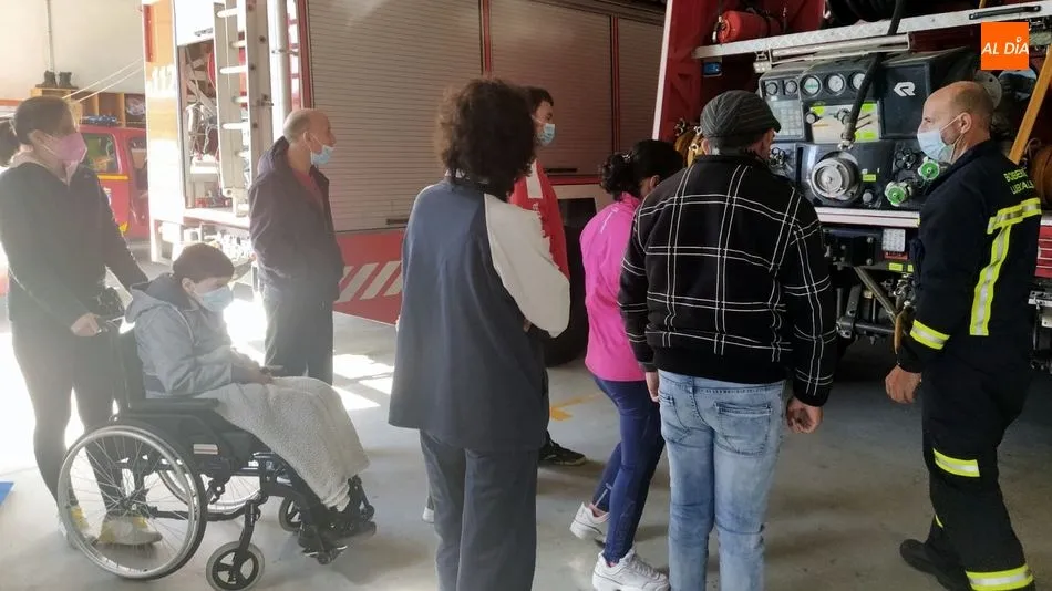 Foto 2 - J&oacute;venes de Asprodes de Vitigudino conocen el Parque de Bomberos de Lumbrales