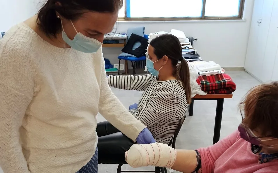 Foto 6 - Las participantes en VITinLAB realizan ejercicios de primeros auxilios  