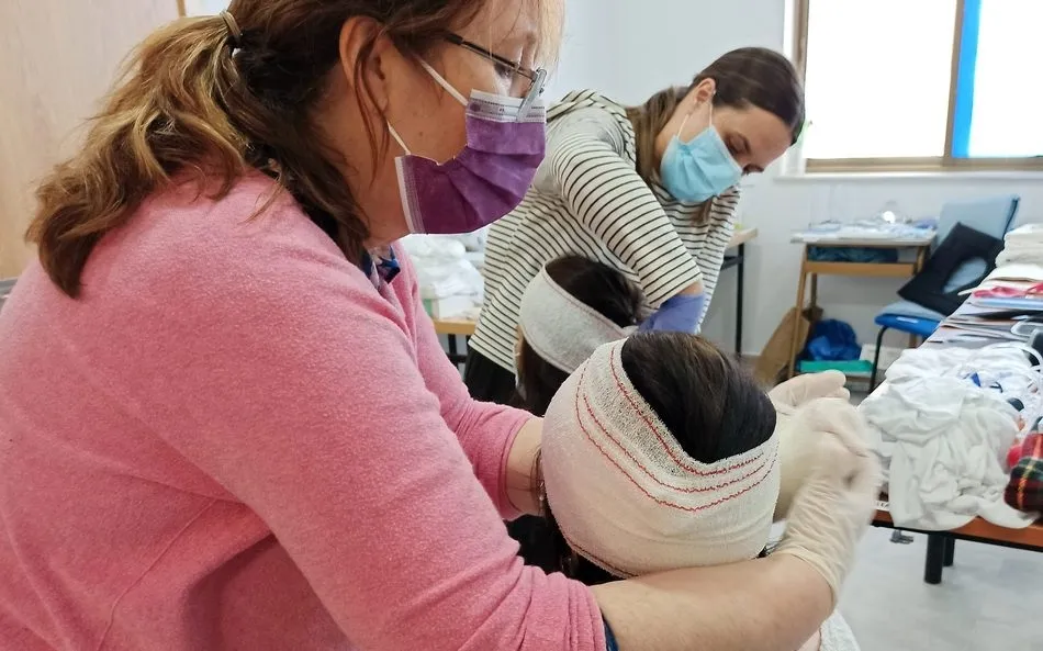 Foto 2 - Las participantes en VITinLAB realizan ejercicios de primeros auxilios  