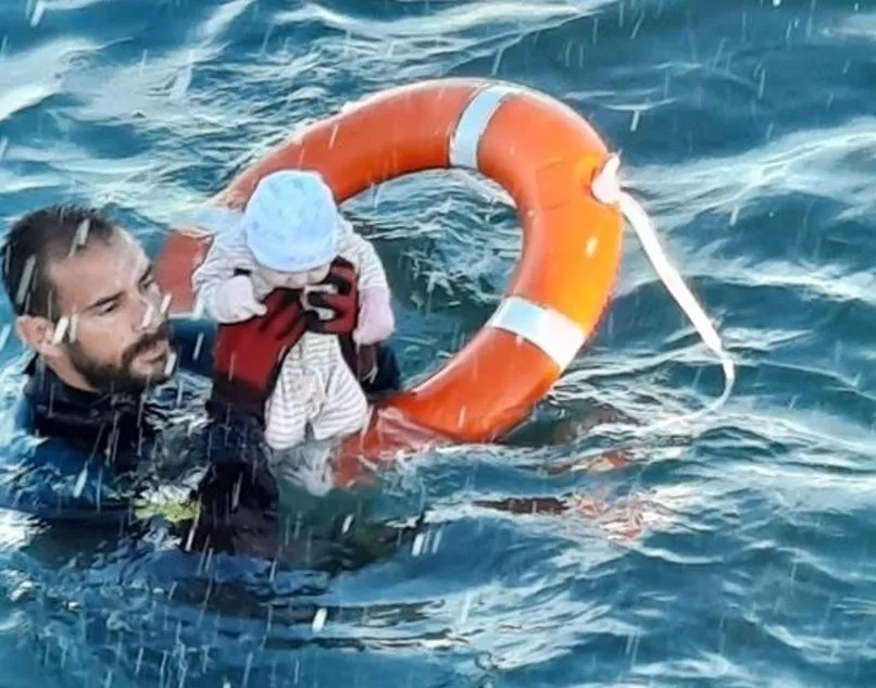 Juan Francisco rescatando al bebé en la frontera de Ceuta. Foto: EP/Guardia Civil