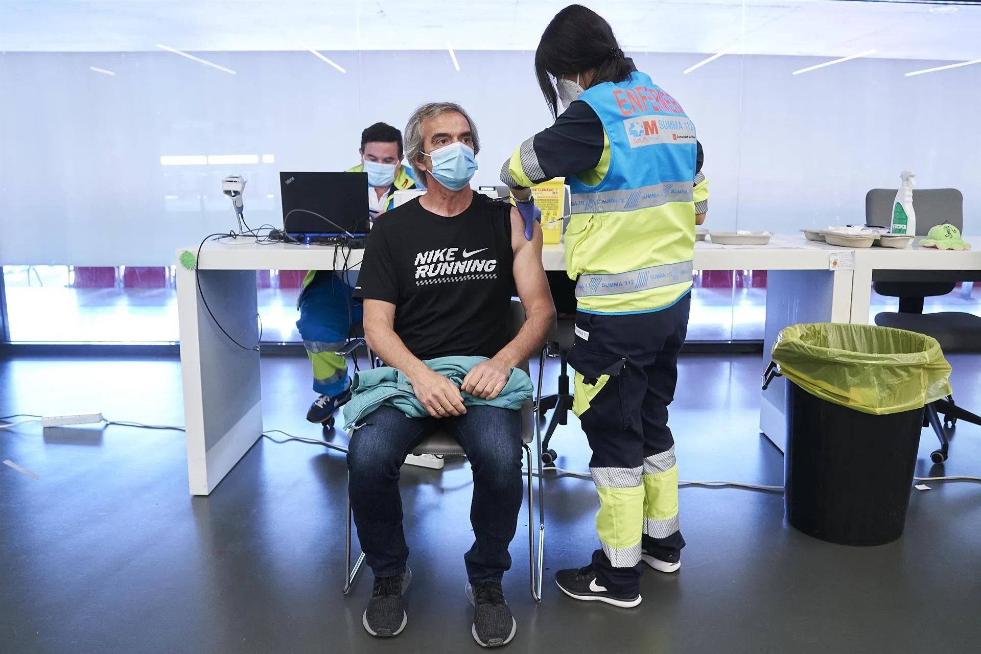 Una sanitario vacuna a un hombre con la dosis de Pfizer. Foto: EP