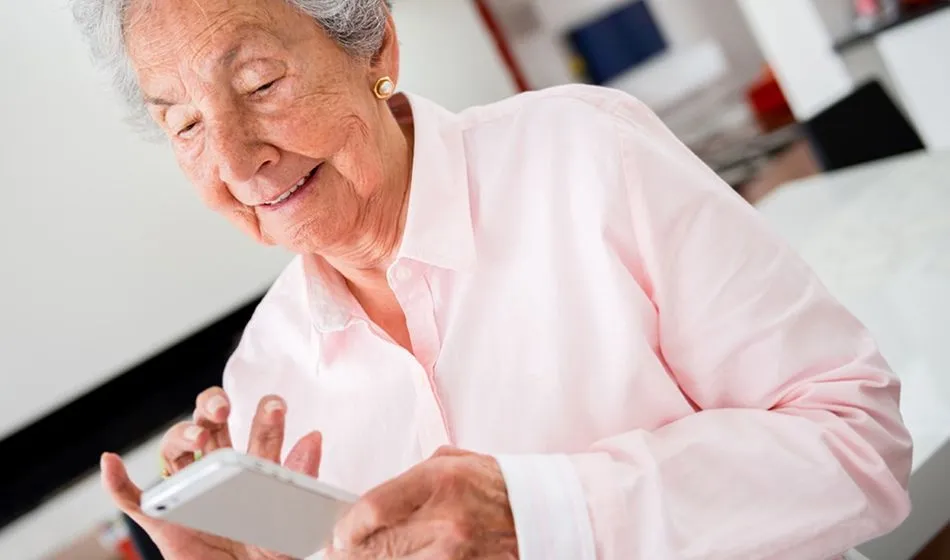 WhatsApp es una herramienta de comunicación muy accesible para todas las personas porque se utiliza desde el teléfono móvil