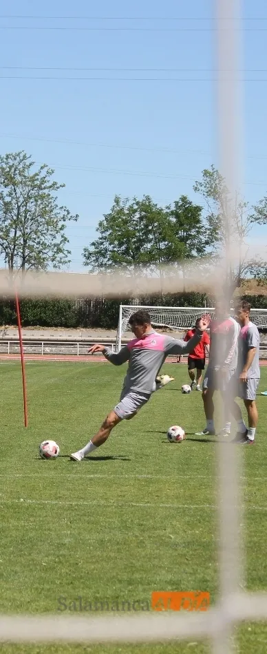 Foto 10 - Candelas abandona un entrenamiento del Salamanca UDS en el que no est&aacute; Nacho L&oacute;pez