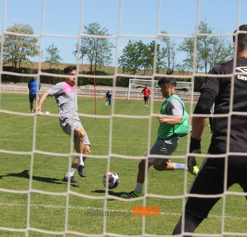 Foto 9 - Candelas abandona un entrenamiento del Salamanca UDS en el que no est&aacute; Nacho L&oacute;pez