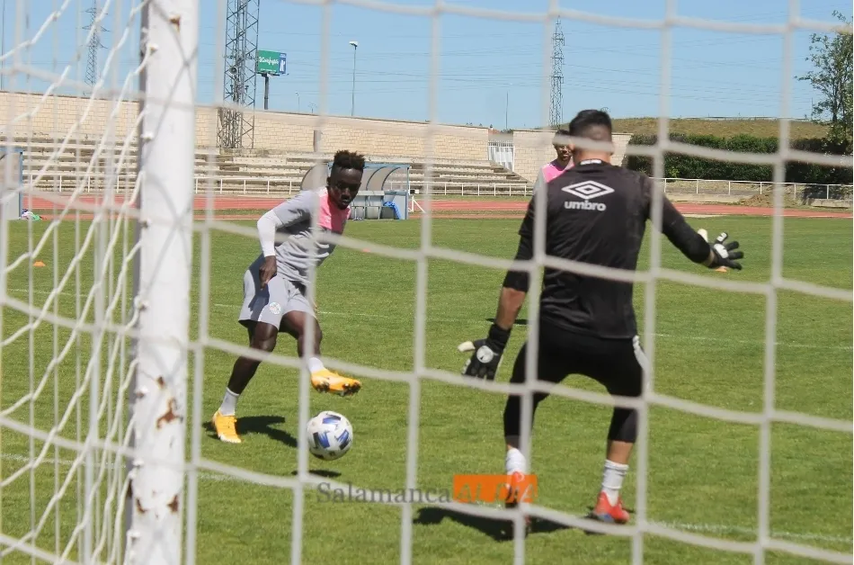 Foto 8 - Candelas abandona un entrenamiento del Salamanca UDS en el que no est&aacute; Nacho L&oacute;pez