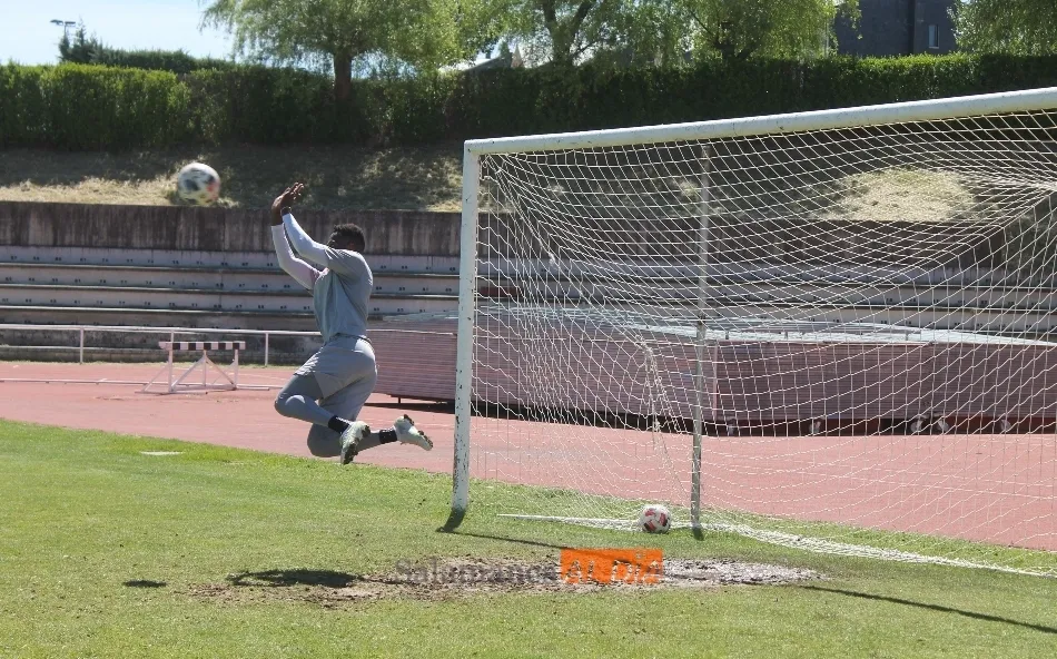 Foto 6 - Candelas abandona un entrenamiento del Salamanca UDS en el que no est&aacute; Nacho L&oacute;pez