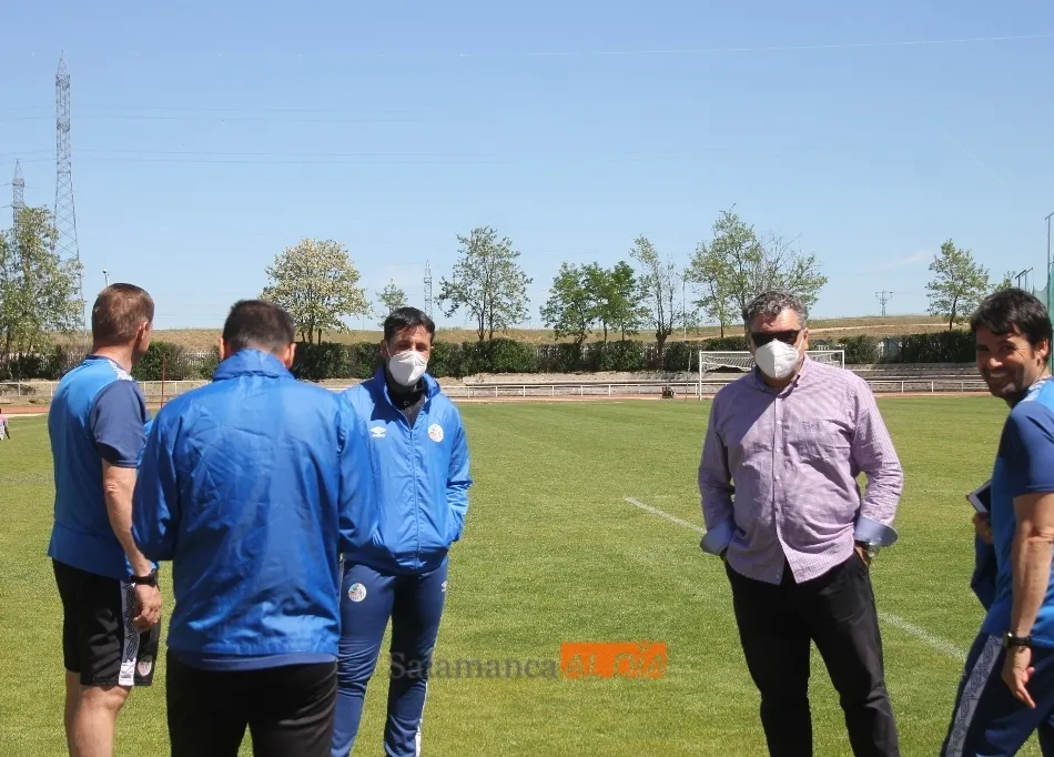 Foto 5 - Candelas abandona un entrenamiento del Salamanca UDS en el que no est&aacute; Nacho L&oacute;pez