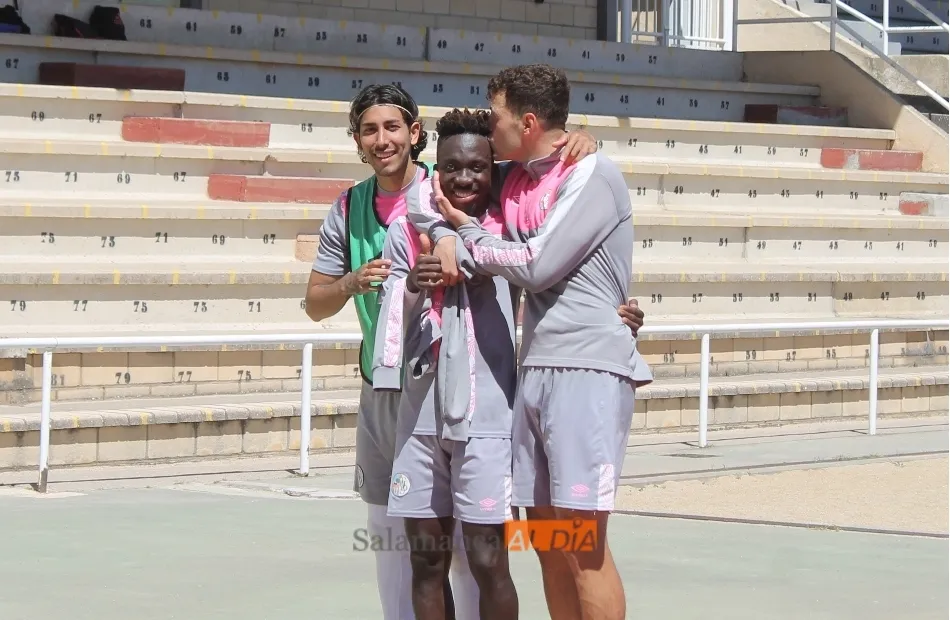 Foto 3 - Candelas abandona un entrenamiento del Salamanca UDS en el que no est&aacute; Nacho L&oacute;pez