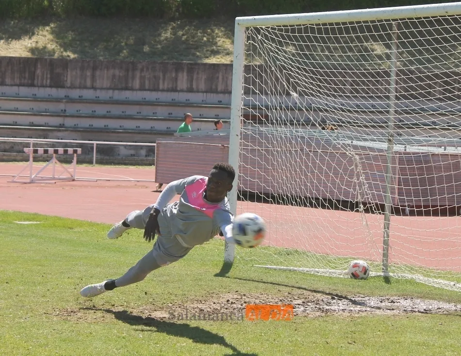 Foto 2 - Candelas abandona un entrenamiento del Salamanca UDS en el que no est&aacute; Nacho L&oacute;pez