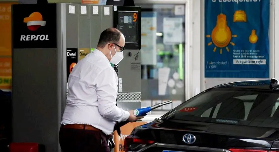 Los tipos impositivos sobre el consumo del diésel y de la gasolina subirán hasta que ambos se equiparen al tipo impositivo medio de la gasolina en los ocho principales países de la Unión Europea