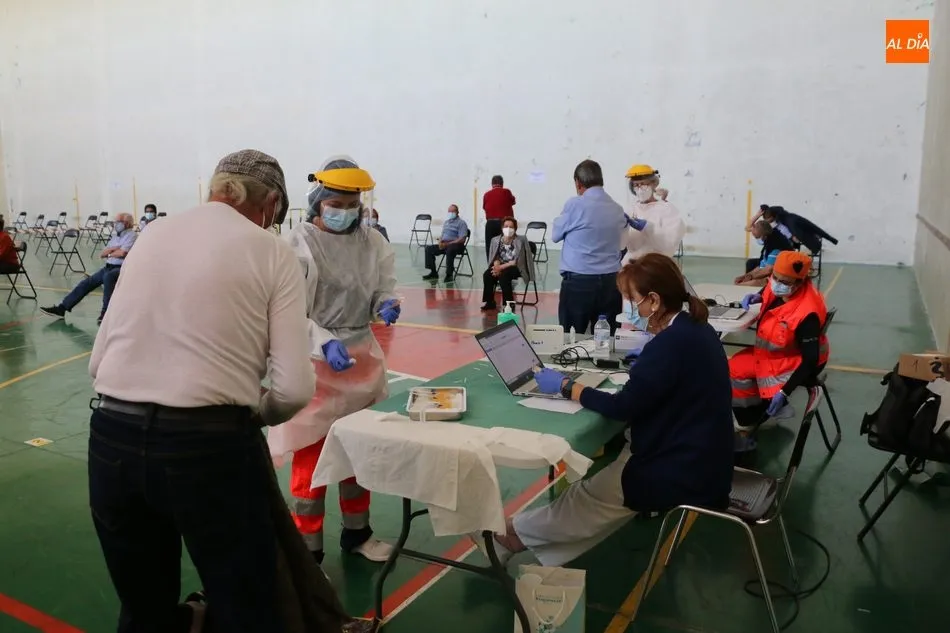 Foto 11 - En torno a 450 personas reciben en Aldead&aacute;vila y Barruecopardo la segunda dosis de la vacuna de...