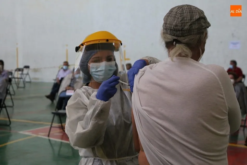 Foto 10 - En torno a 450 personas reciben en Aldead&aacute;vila y Barruecopardo la segunda dosis de la vacuna de...