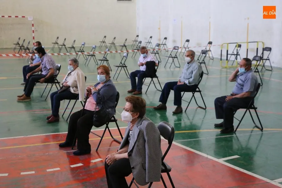 Foto 9 - En torno a 450 personas reciben en Aldead&aacute;vila y Barruecopardo la segunda dosis de la vacuna de...