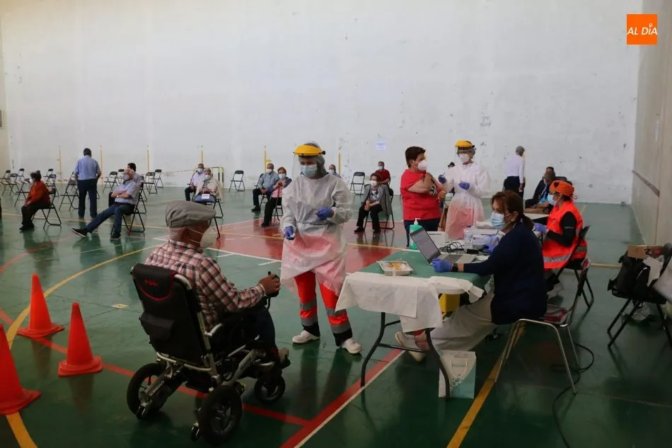 Foto 8 - En torno a 450 personas reciben en Aldead&aacute;vila y Barruecopardo la segunda dosis de la vacuna de...