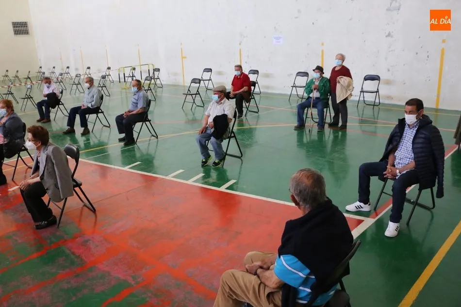 Foto 7 - En torno a 450 personas reciben en Aldead&aacute;vila y Barruecopardo la segunda dosis de la vacuna de...