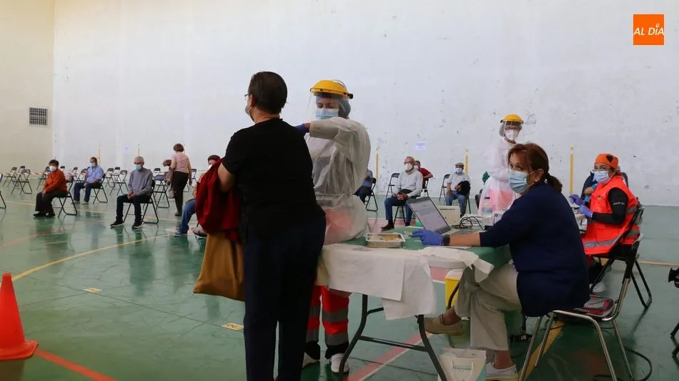 Foto 4 - En torno a 450 personas reciben en Aldead&aacute;vila y Barruecopardo la segunda dosis de la vacuna de...