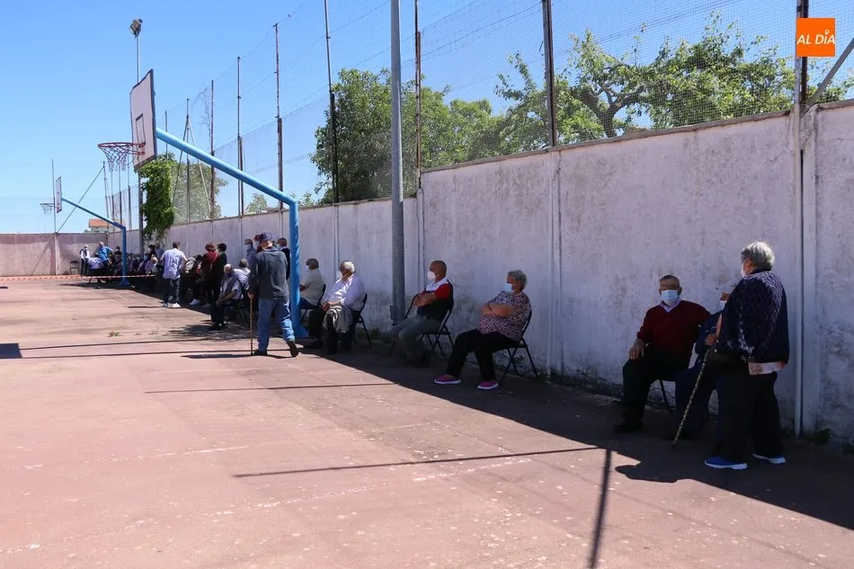 Foto 3 - En torno a 450 personas reciben en Aldead&aacute;vila y Barruecopardo la segunda dosis de la vacuna de...