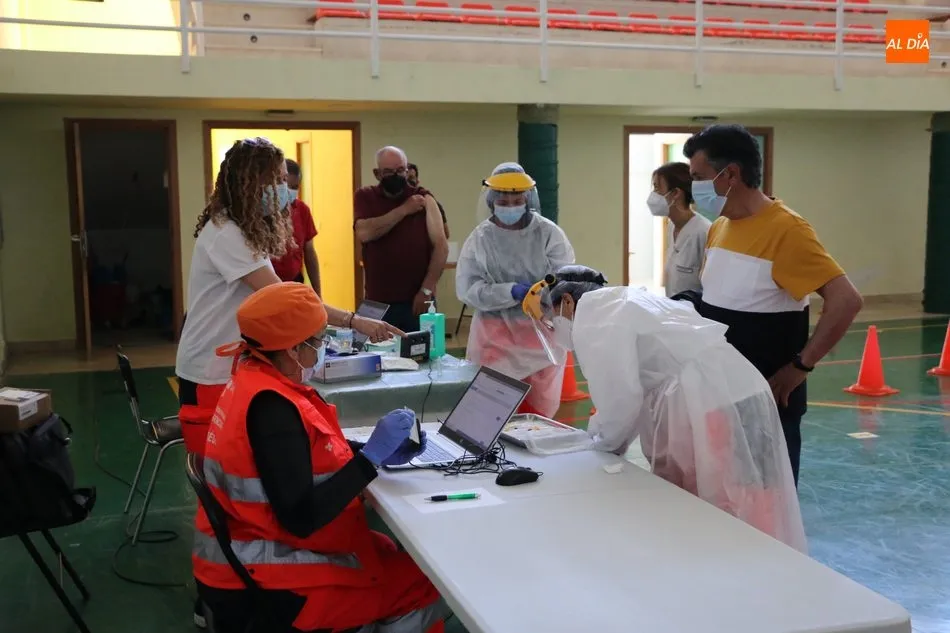 Foto 2 - En torno a 450 personas reciben en Aldead&aacute;vila y Barruecopardo la segunda dosis de la vacuna de...