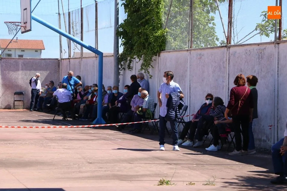 En torno a 450 personas reciben en Aldeadávila y Barruecopardo la segunda dosis de la vacuna de...