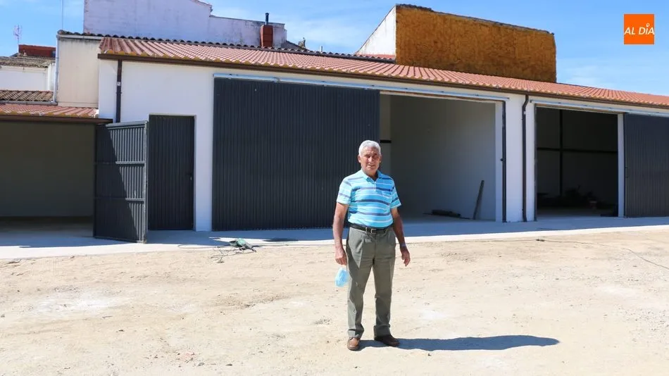 Agustín Martín Moro, impulsor de la construcción de la nave multiusos del Ayuntamiento de Barruecopardo / CORRAL