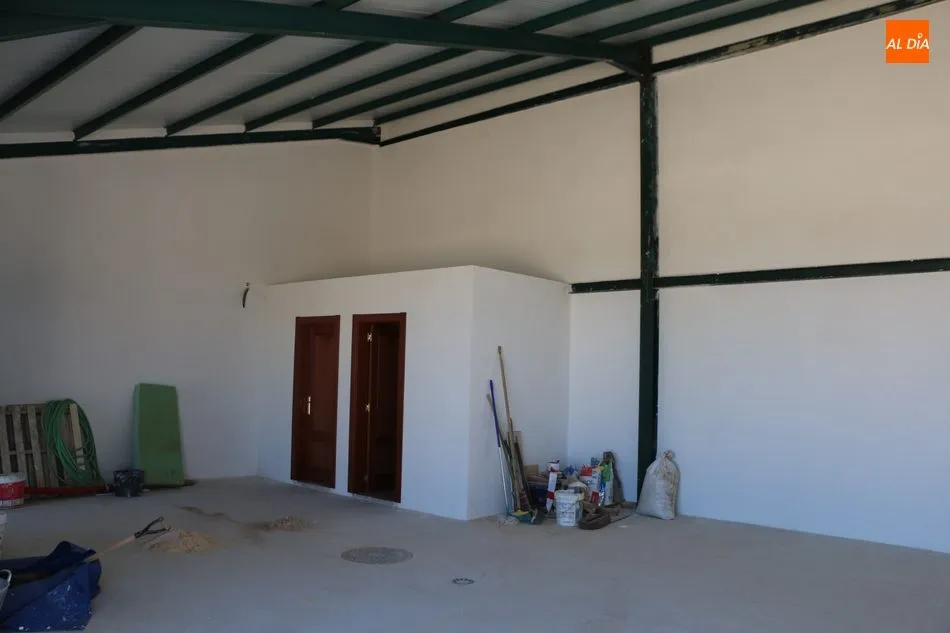 Foto 7 - El Ayuntamiento de Barruecopardo dispone ya de una nueva nave multiusos  