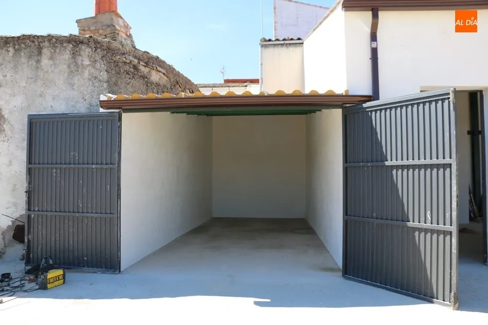 Foto 4 - El Ayuntamiento de Barruecopardo dispone ya de una nueva nave multiusos  