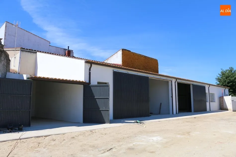 Foto 8 - El Ayuntamiento de Barruecopardo dispone ya de una nueva nave multiusos  