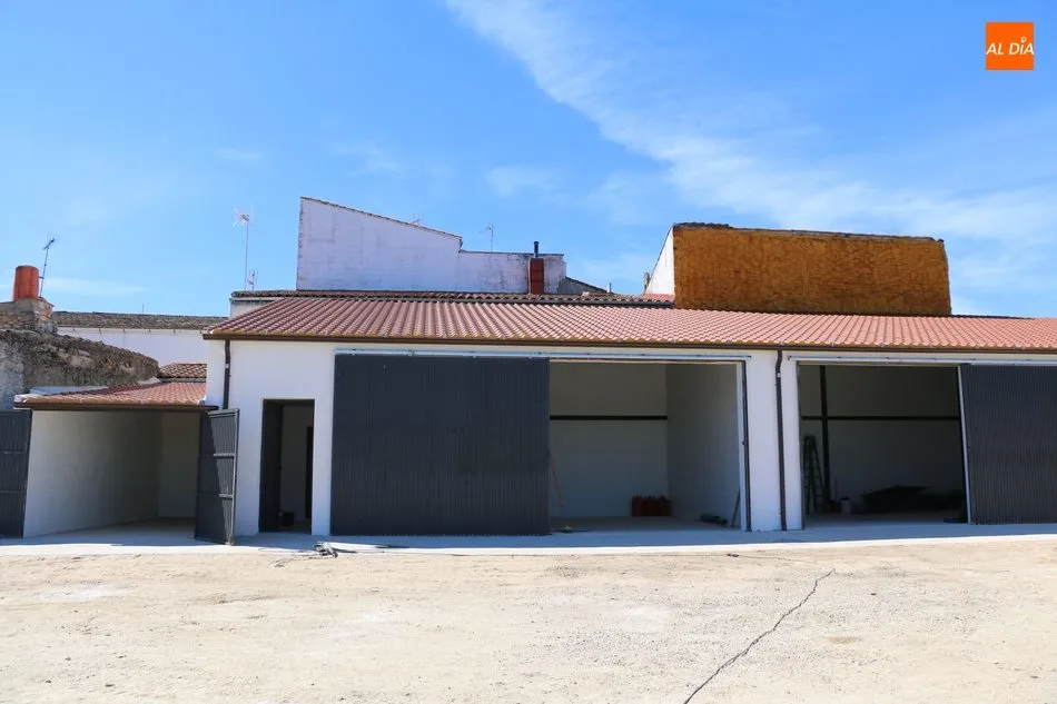 Foto 3 - El Ayuntamiento de Barruecopardo dispone ya de una nueva nave multiusos  