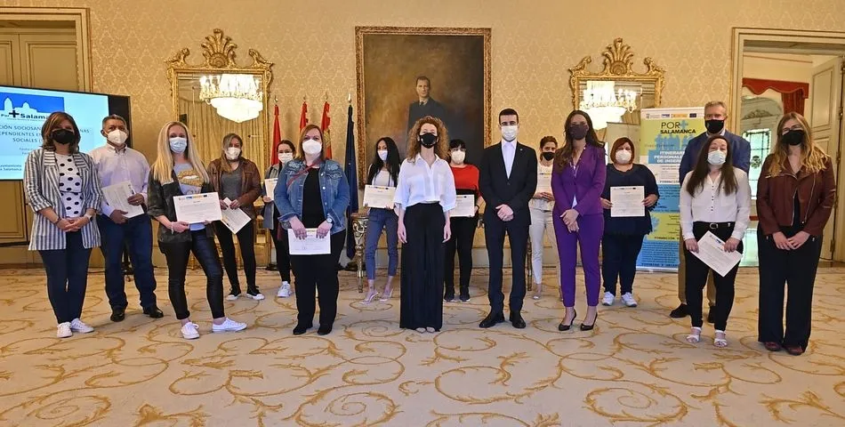 Participantes de este curso con sus diplomas en el Ayuntamiento