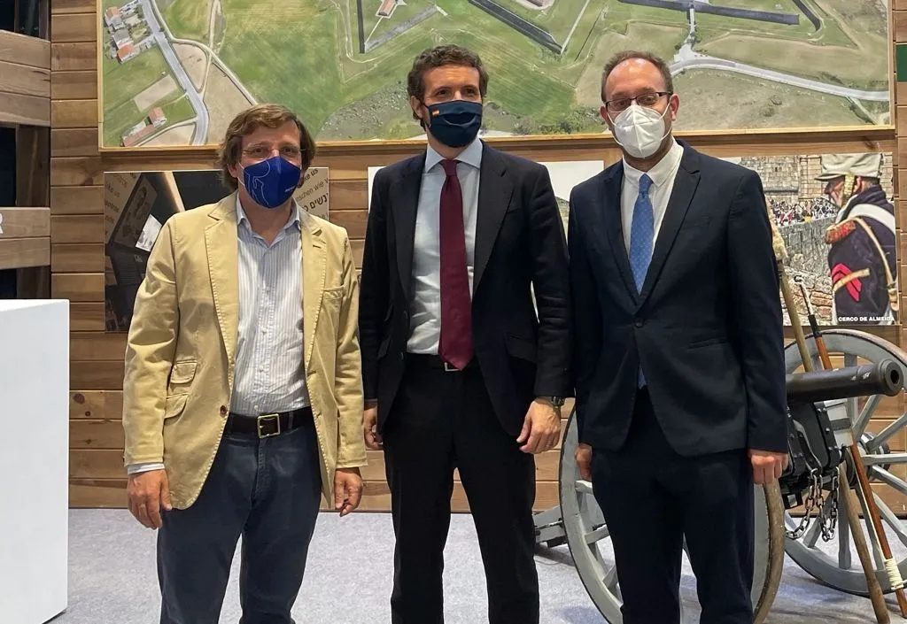Foto 3 - Pablo Casado, Mart&iacute;nez-Almeida y Javier Iglesias se pasan por el stand de Mir&oacute;briga en FITUR  