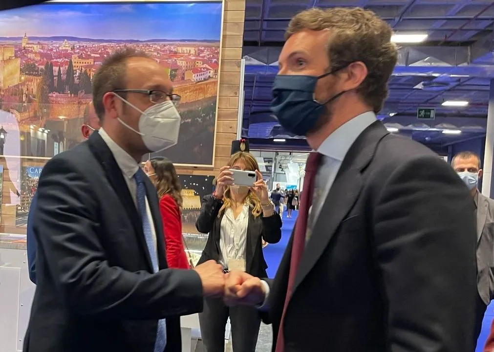 Foto 2 - Pablo Casado, Mart&iacute;nez-Almeida y Javier Iglesias se pasan por el stand de Mir&oacute;briga en FITUR  