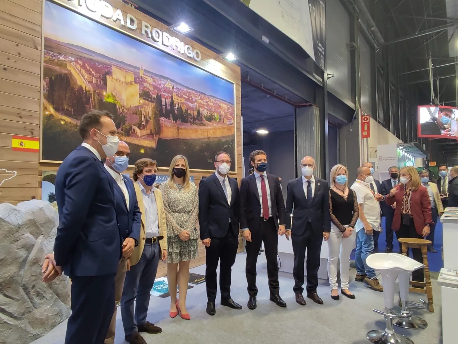 Foto 4 - Pablo Casado, Mart&iacute;nez-Almeida y Javier Iglesias se pasan por el stand de Mir&oacute;briga en FITUR  