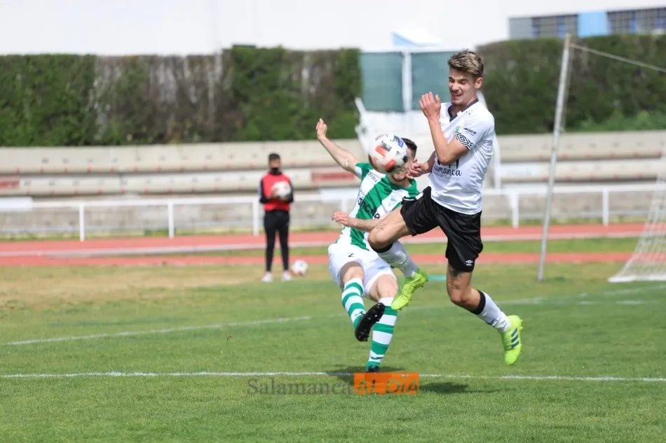 Amis salta para impactar con el balón