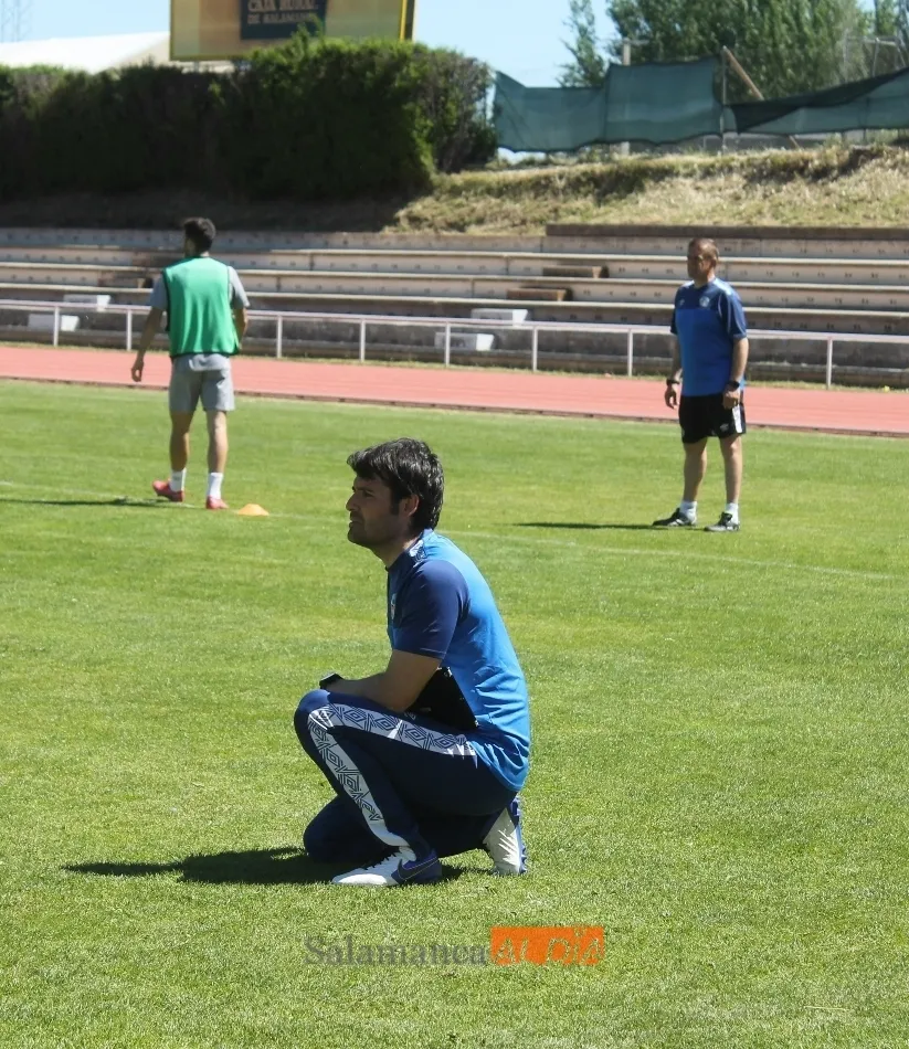 Lolo Escobar, de cuclillas, en un entrenamiento