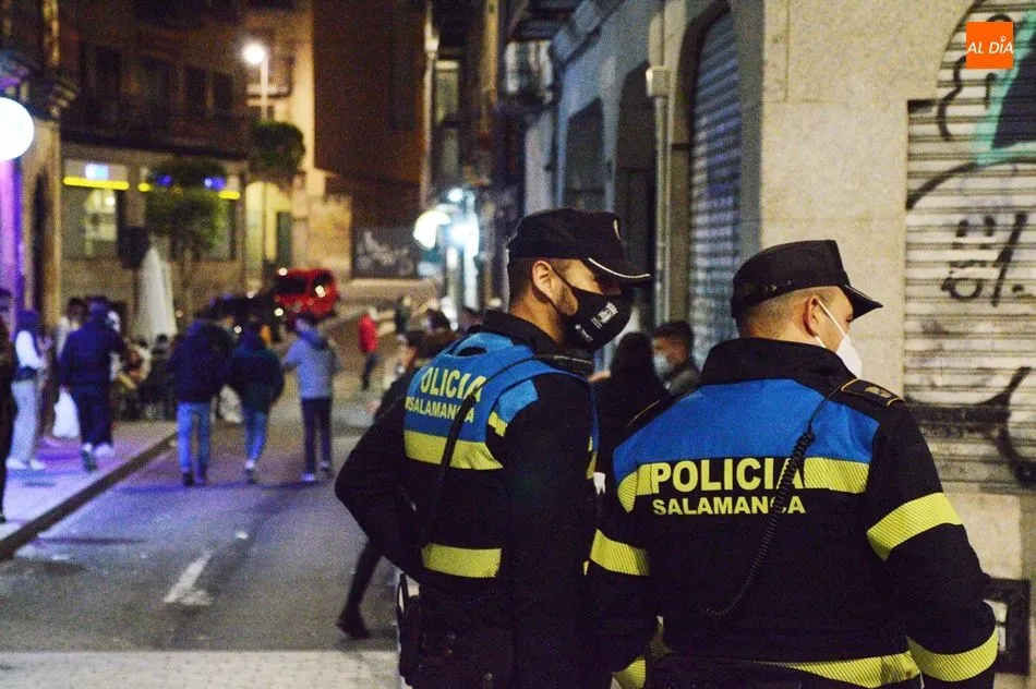 Agentes de la Policía Local en una de las céntricas calles con jóvenes de fiesta