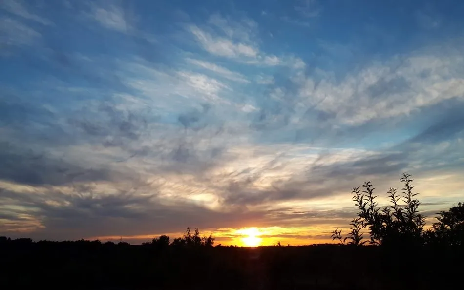 Atardecer de mayo en Lumbrales, cuando la luz se apaga y anuncia que habrá un nuevo día  