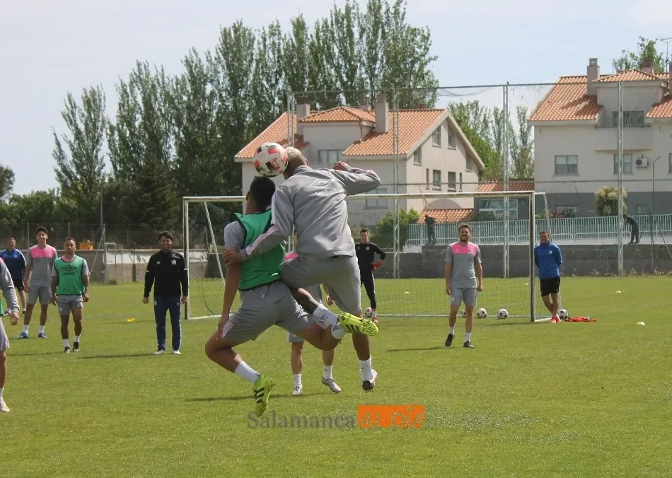 Foto 2 - El Salamanca UDS &lsquo;despide&rsquo; los entrenamientos con un gran ambiente antes de certificar la...